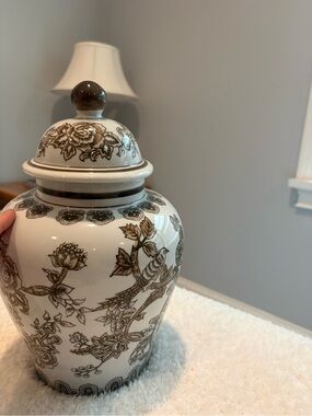 New decorative White and Brown Porcelain Temple Jar - Unbranded